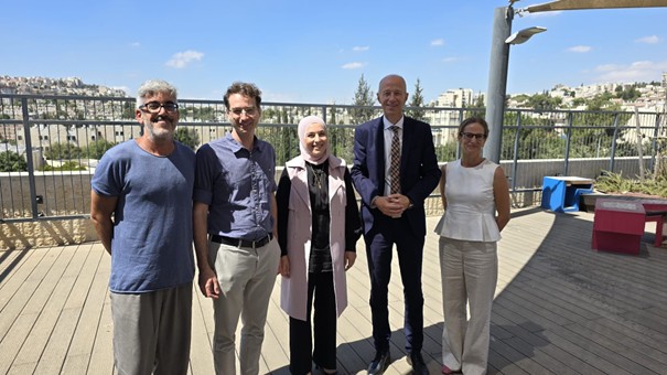 Herr Bildungsminister Armin Schwarz mit dem Team der Hand-in-Hand-School, Jerusalem